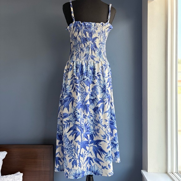 H&M Floral Print Smocked Waist Midi Dress in Blue and White - Picture 5 of 17